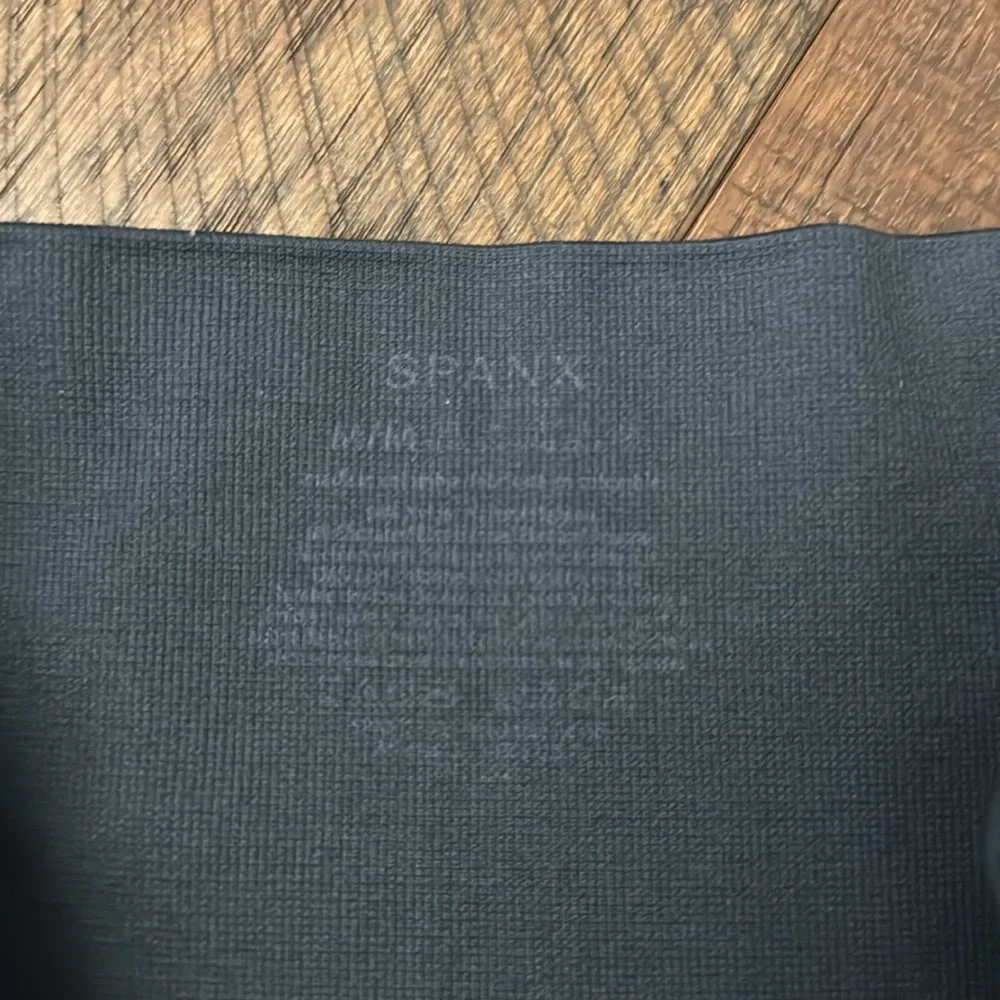 Spanx Medium Leggings Look at Me Now in Black Camo - Picture 7 of 9